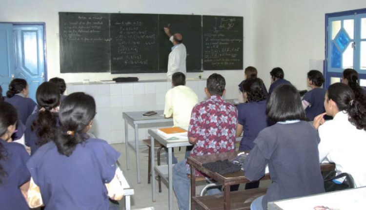 في مشهد مؤثر.. وفاة أستاذ داخل قاعة الدرس أمام أنظار التلاميذ