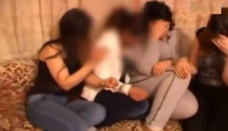 الإمارات.. ثلاث نساء يستدرجن أستاذًا جامعيًا ويصورنه عاريًًا..!!