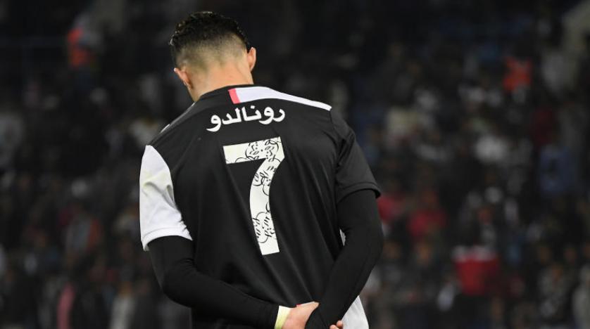 يوفنتوس الإيطالي يخُطّ أقمصة لاعبيه بالعربية - أنا الخبر