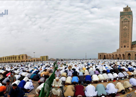 آلاف البيضاويين يؤدون صلاة العيد بمسجد الحسن الثاني عبد المجيد رزقو 474x340 1