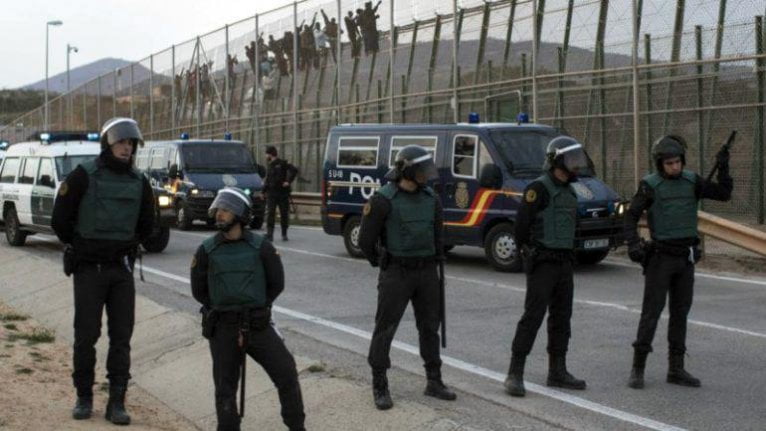 إسبانيا تضع أمشاطا مقلوبة في حدود مليلية المحتلة