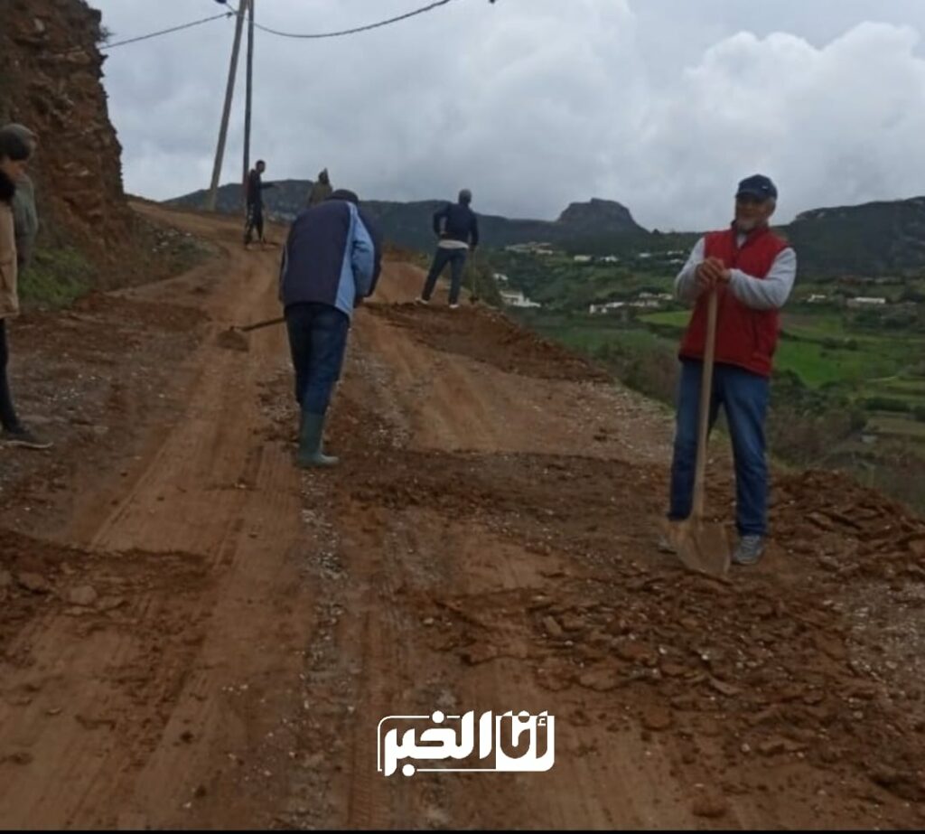 سكان المنطقة يستعملون وسائل بسيطة لاصلاح الطريق في غياب المسؤولين