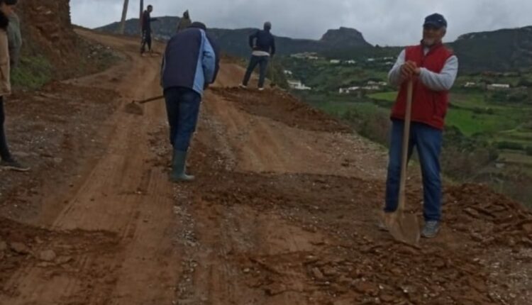 سكان المنطقة يستعملون وسائل بسيطة لاصلاح الطريق في غياب المسؤولين