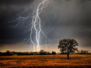 صاعقة رعدية تنهي حياة أب ل6 أبناء نواحي سيدي قاسم