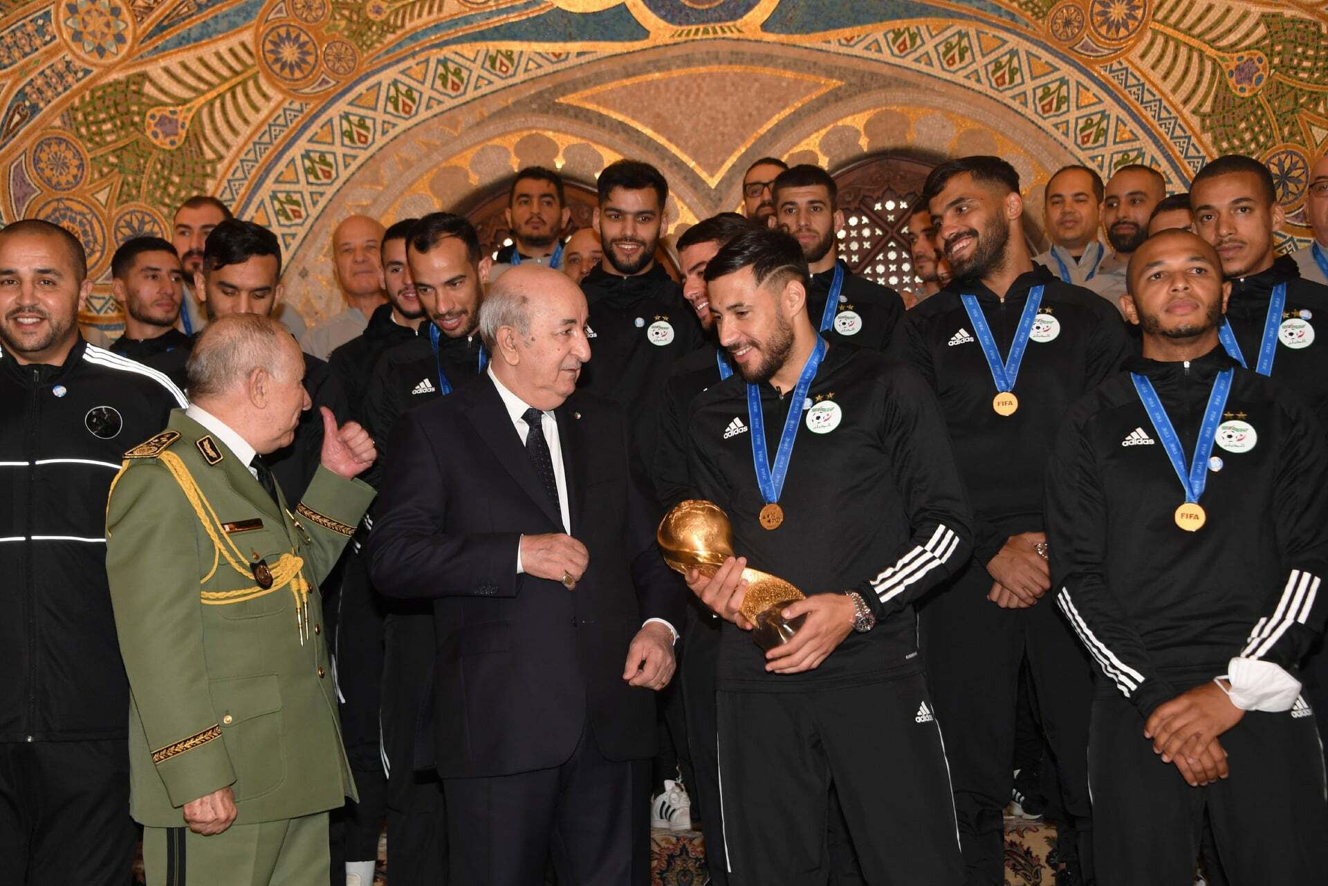 عبد المجيد تبون يستقبل منتخب بلاده