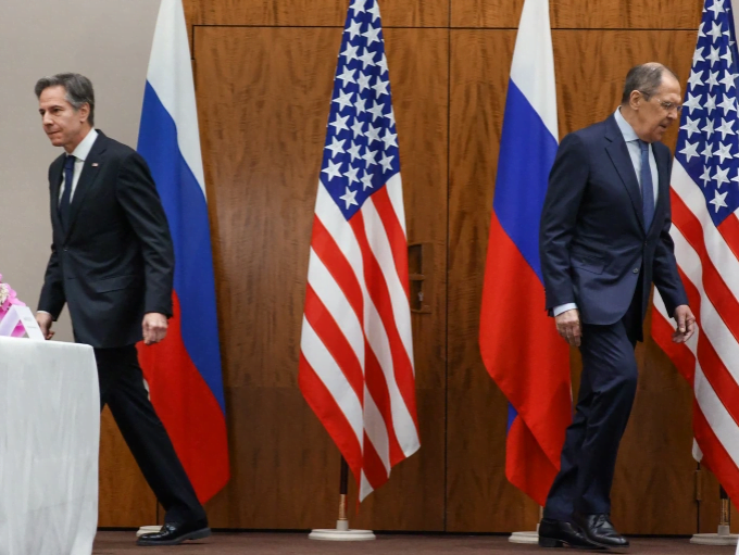وزير الخارجية الروسي لافروف ونظيره الأمريكي بلينكن (رويترز)
