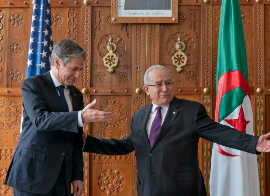 وزير خارجية أمريكا أثناء استقباله بالجزائر