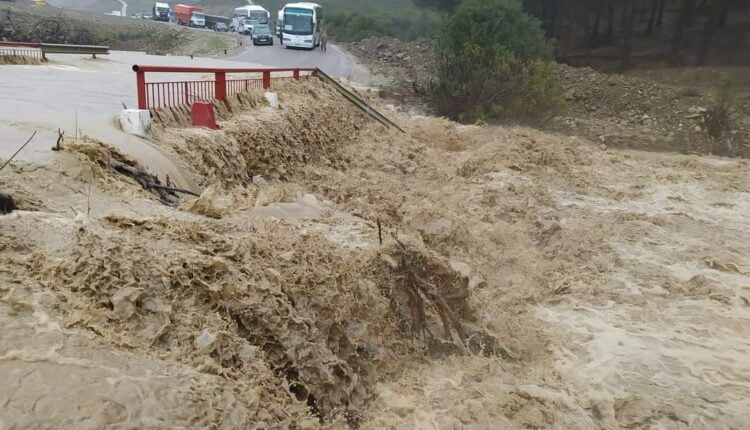 السيول تقطع الطريق بين تطوان وشفشاون