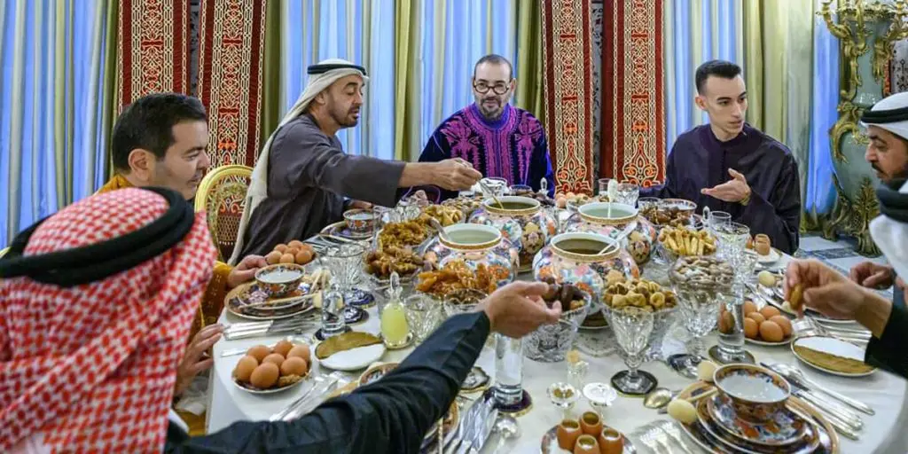 الملك يقيم مأدبة إفطار على شرف ولي عهد أبوظبي