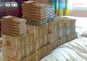 قضية البرلماني "مول 63 مليار".. التحقيقات تكشف فضيحة مدوية بطلها مسؤول بنكي رفيع 8 قضية البرلماني مول 63 مليار