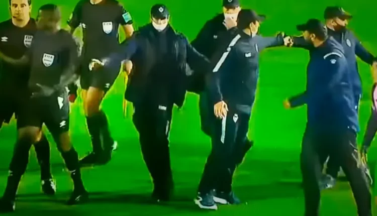 مدرب فريق المصري البورسعيدي التونسي يعتدي على رجل أمن باللكم