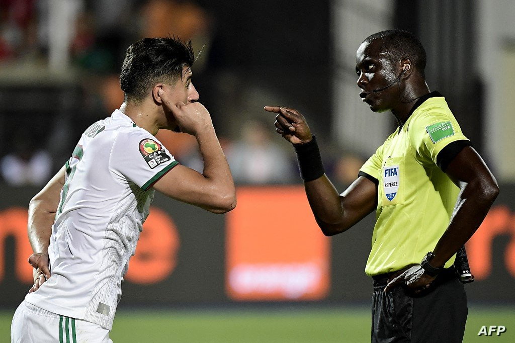 مفاجأة.. مصدر من الفيفا.. نتيجة مباراة الجزائر والكاميرون وإيقاف الحكم جاساما