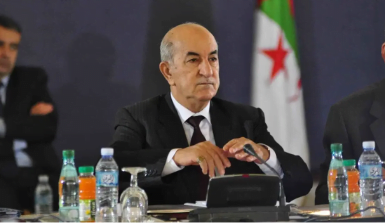 بالفيديو.. رشق موكب الرئيس الجزائري بالبيض والطماطم بإيطاليا