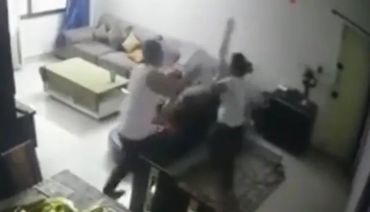 بالفيديو.. مدير مدرسة يوثق ضرب زوجته له بكاميرا مراقبة