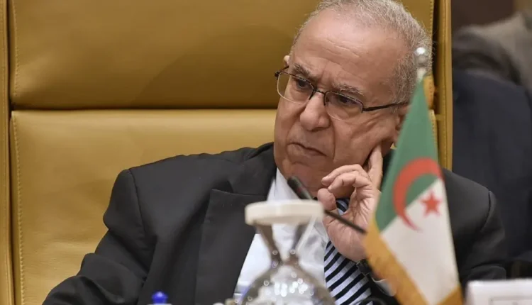 رمطان لعمامرة يخلق الحدث بلباس على طريقة القائد الماغولي