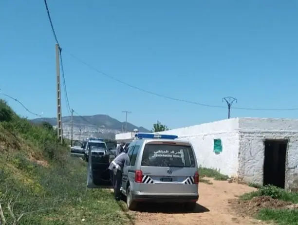 سيارة مجنونة تَفِرٌّ من نقطة مراقبة للدرك الملكي نواحي تطوان صور
