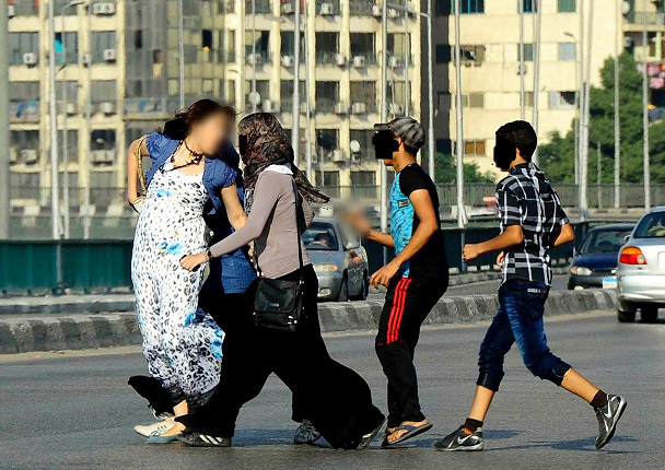صفع مؤخرات النساء بقلعة السراغنة والأمن يبحث عن صاحب الفعلة