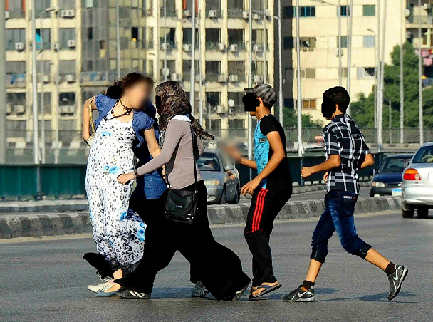 صفع مؤخرات النساء بقلعة السراغنة والأمن يبحث عن صاحب الفعلة
