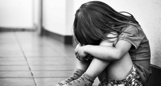 هتك عرض طفلة يجر شخصين إلى التحقيق