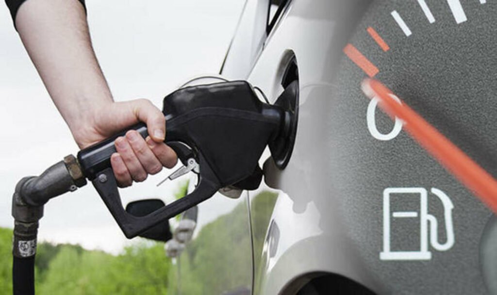 هل يشكل تعبئة خزان الوقود بالكامل في الصيف يضر بالسيارة.. ؟ إليك الجواب القاطع