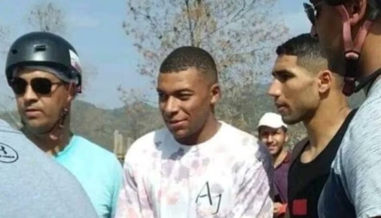 النجم الفرنسي امبابي مرفوقا باللاعب أشرف حكيمي يصلان قرية تاحناوت ضواحي مراكش و تفاعل المغاربة مع هذه الزيارة