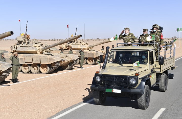 الجيش الجزائري يستعد للحرب.. مناورة عسكرية جديدة بالذخيرة الحية