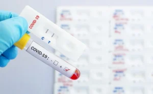 توقيف 3 أشخاص للاشتباه في تورطهم في إعداد وتزوير وثائق صحية