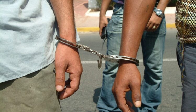 فرقة مكافحة العصابات توقف شخصين من ذوي السوابق