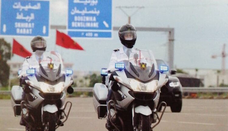 كوكبة الدراجين التابعة الدرك الملكي ٌتٌنْقِذُ رجلا حاول إنهاء حياته على الطريق السيار