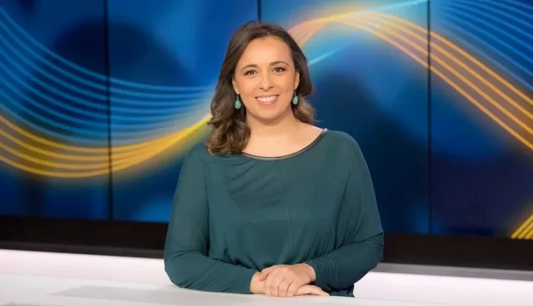 الصحفية المغربية بقناة فرانس 24 تبكي عقب تأهل المنتخب لنهائي كان السيدات