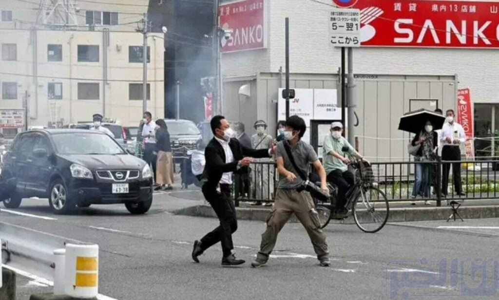 بالصور.. بسلاح غريب قُتِل رئيس وزارء اليابان السابق