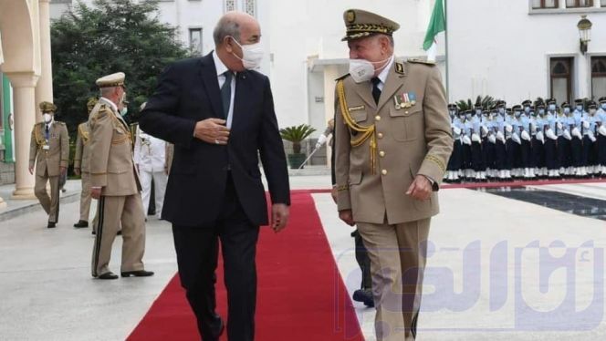 بالفيديو.. الرئيس الجزائري يقدم هدية ثمينة لقائد الجيش السعيد شنقريحة