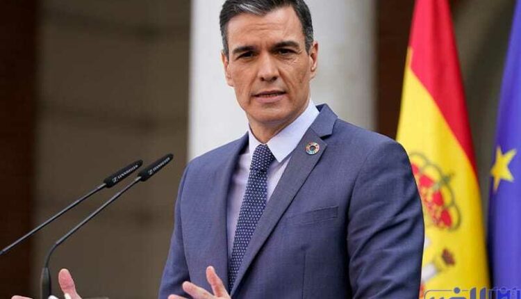 دعا رئيس الوزراء الإسباني، بيدرو سانشيز، العاملين في القطاعين العام والخاص إلى التوقف عن ارتداء أربطة العنق، كإجراء لتوفير الطاقة