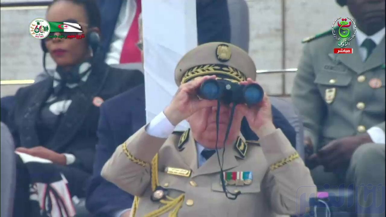 دولة واحدة تَحْضُرُ العرض العسكري الجزائري والرئيس الفلسطيني يخلق المفاجأة (صور)