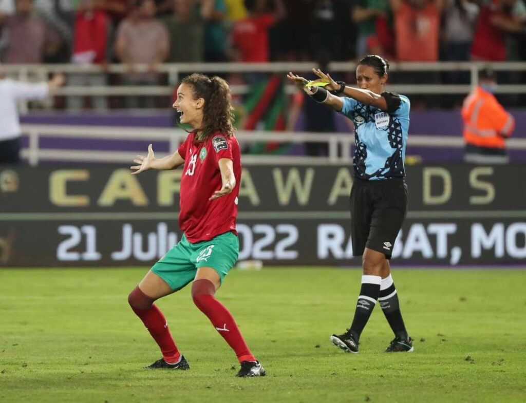 نجمة المنتخب المغربي تكشف سبب استغرابها بعد ضربة الجزاء مباشرة