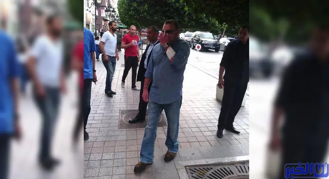 الملك محمد السادس وهو يتجول بشوارع تونس