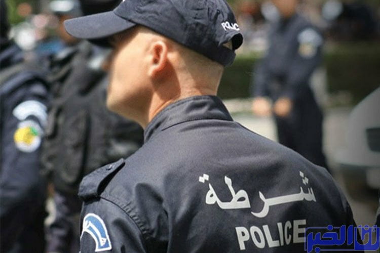 شرطي جزائري يقوم بفِعْلْ مجنون أمام مركز أمني
