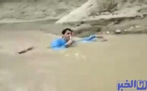 مراسل باكستاني يقدم تقريرا على الهواء وهو “يغرق” وسط مياه الفيضانات