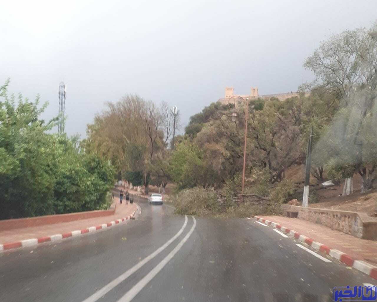 عرفت مدينة بني ملال، قبل قليل من مساء الخميس، عاصفة قوية وأمطار رعدية، أثارت الهلع في صفوف المواطنين والمواطنات، وتسببت في