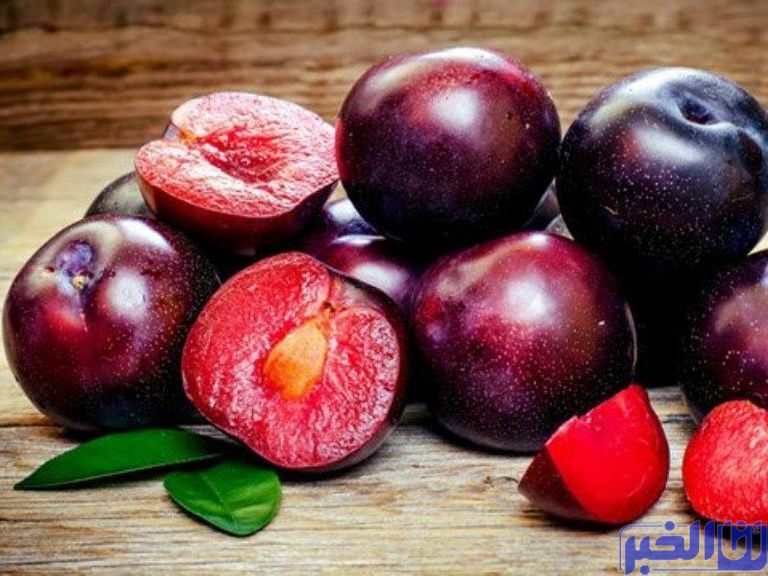 كيف يساعد البرقوق على تقوية العظام والتعامل مع الاكتئاب؟