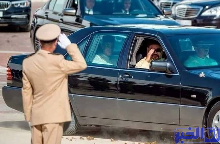 شاهد.. الملك يأخذ صورا مع المواطنين في شوارع الرباط بدون بروتوكول