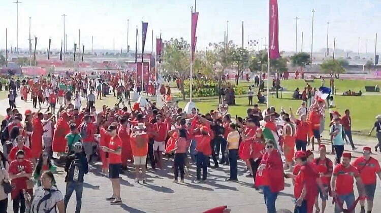 زحف كبير من الجماهير المغربية والعربية تقصد ملعب المباراة لتشجيع الأسود