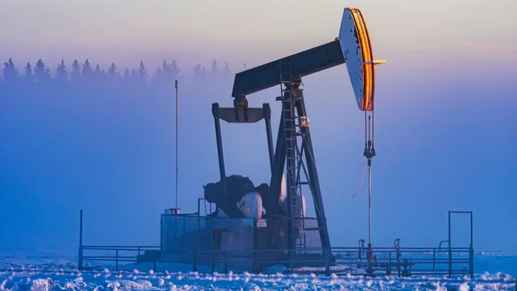 أسعار النفط تواصل تراجعها وسط مؤشرات بتراجع الطلب