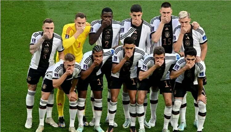 لماذا وضع لاعبو ألمانيا أيديهم على أفواهمم قبل مباراة اليابان
