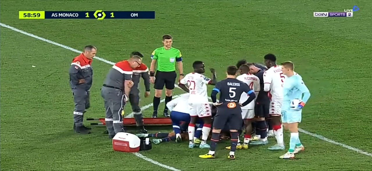 محاولة لاسعاف اللاعب