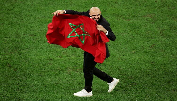 "شيئ عظيم" قام به الركراكي في المدرجات مباشرة بعد نهاية المباراة.. في التفاصيل، بعد صافرة نهاية مباراة المغرب وإسبانيا التي حملت تأهلاً تاريخياً