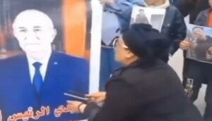 امرأة جزائرية توجة رسالة لتبون