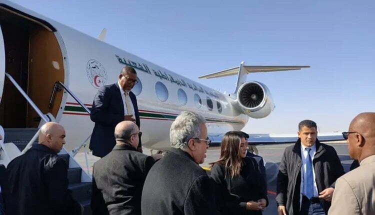 مانديلا يقوم بزيارة تندوف بطائرة جزائرية