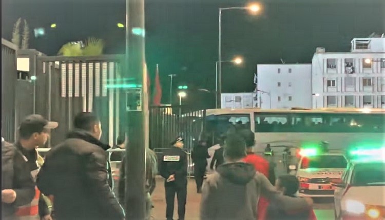 مشجعون جزائريون يشكرون المغرب