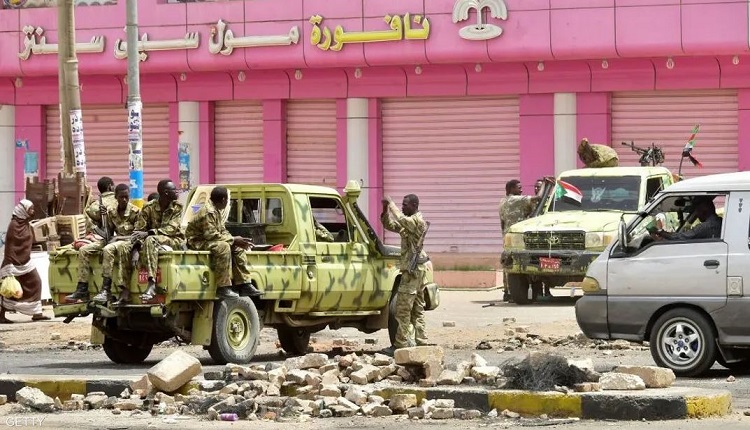 مقطع فيديو لسودانيين يجلسون على الأرض